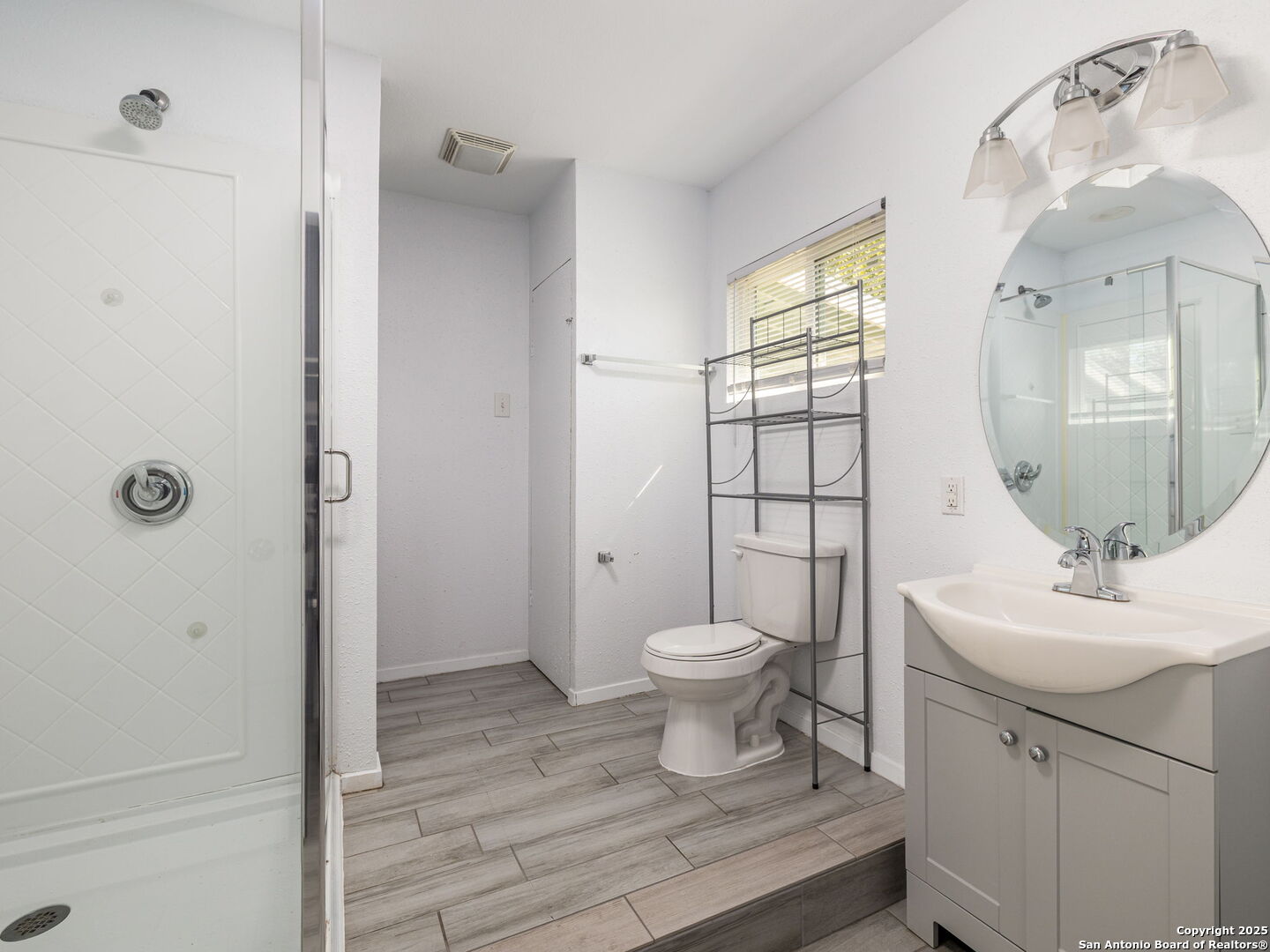 422 Bridgit Drive Converse, TX 78109 - Photo 8 of 17 a bathroom with a sink toilet and shower