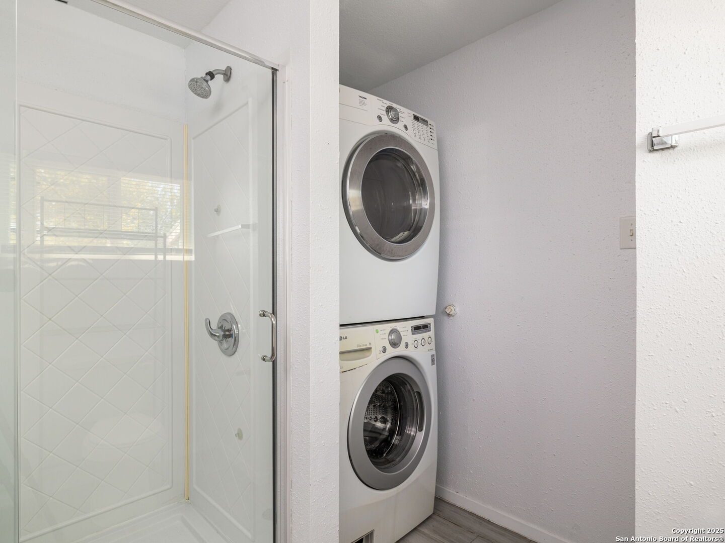 422 Bridgit Drive Converse, TX 78109 - Photo 9 of 17 a utility room with dryer and washer
