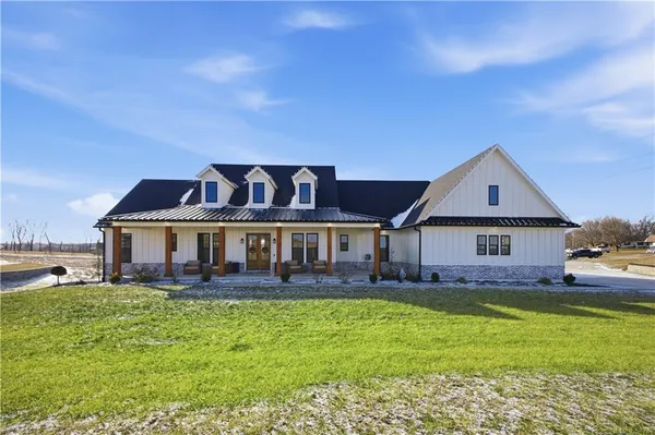 $895,000 | 2 Woodview Road, St. Joseph, MO 64507