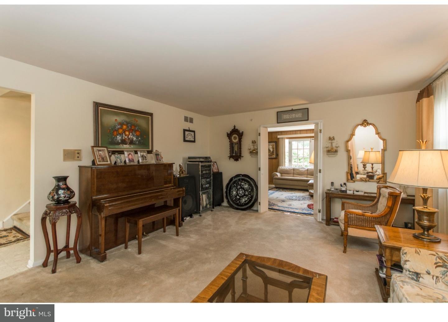 540 Ashbourne Road Cheltenham, PA 19012 - Photo 4 of 25 Living Room