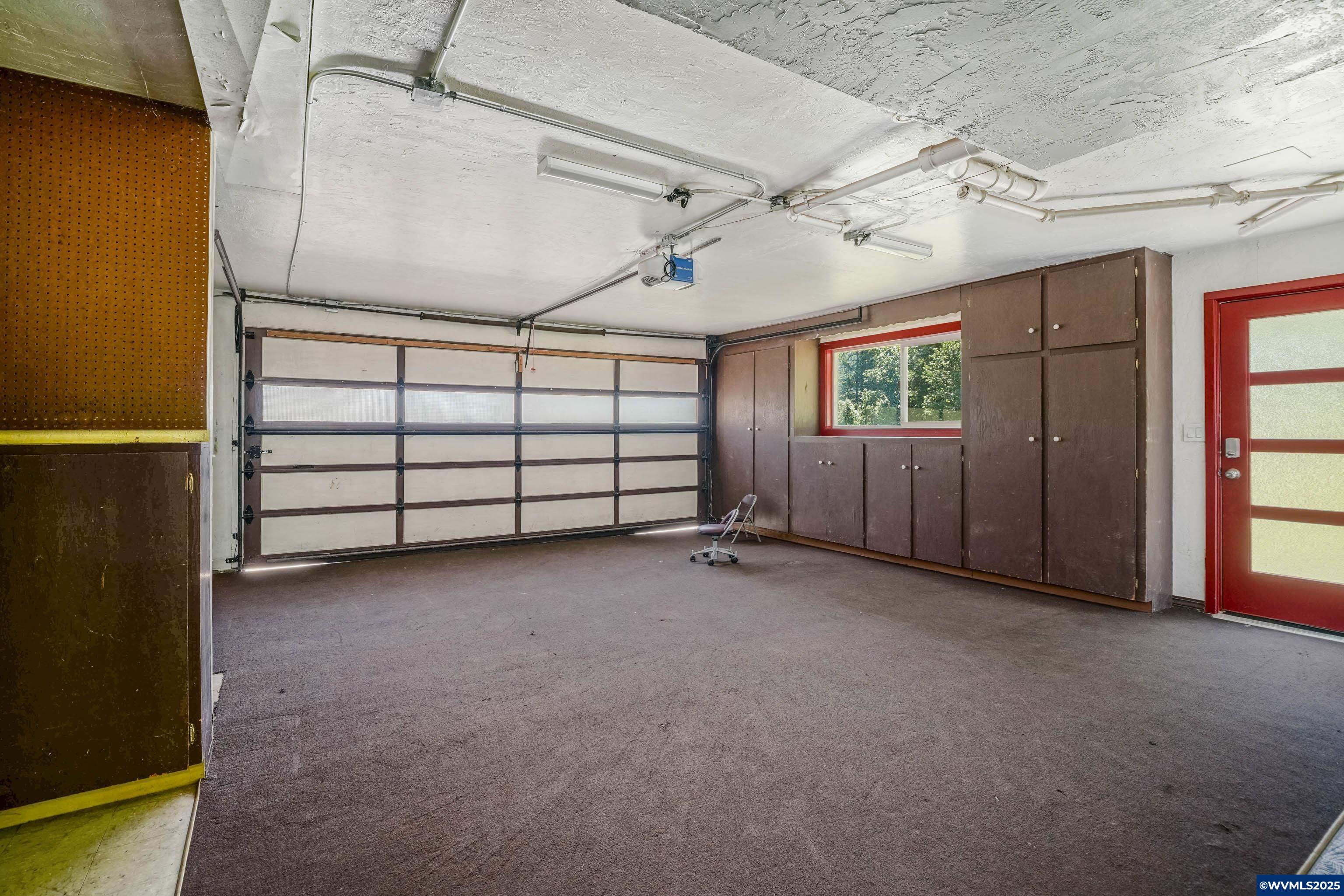 16170 McBee Road Dallas, OR 97338 - Photo 27 of 41 an empty room with windows