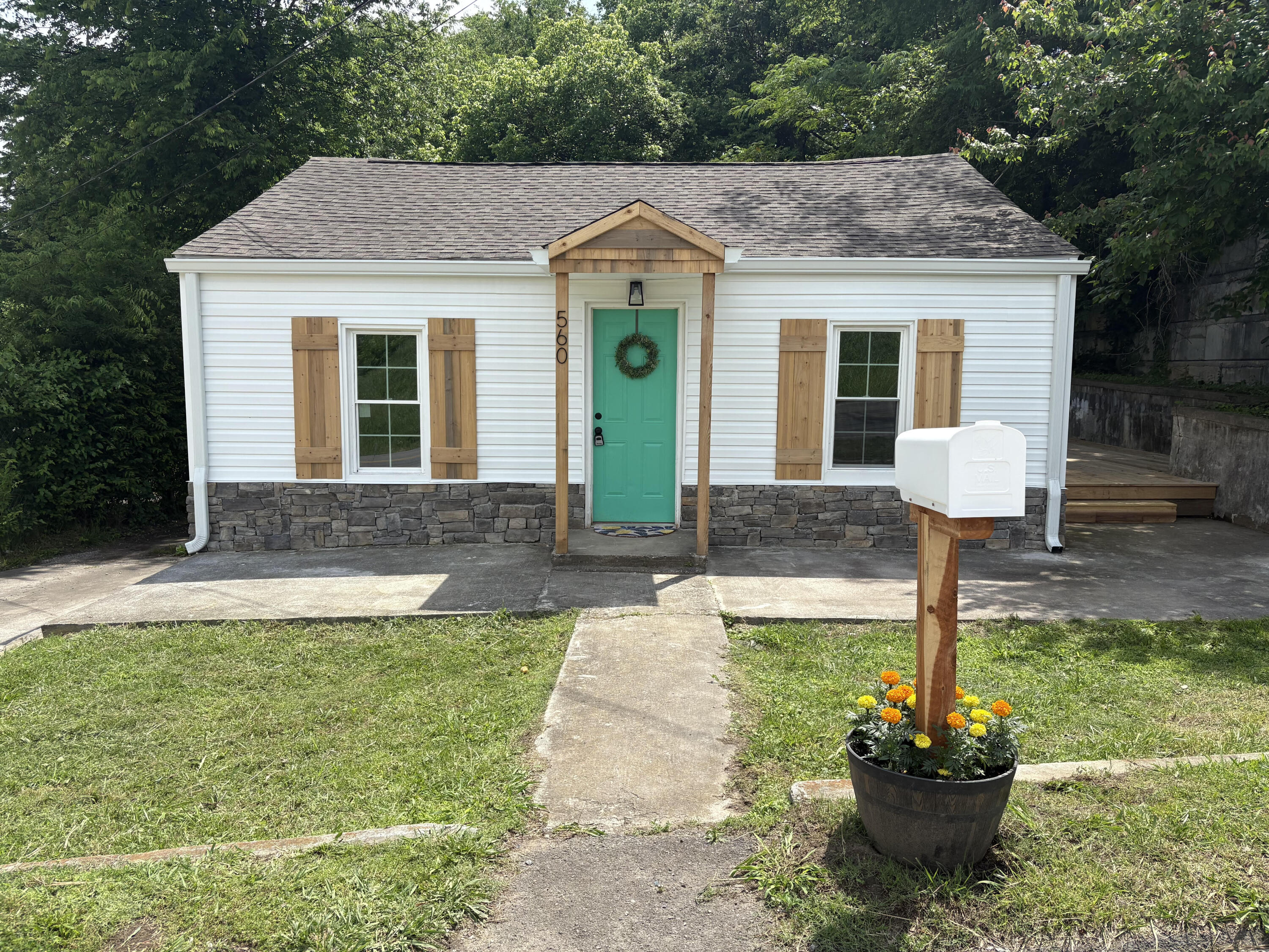 560 8th Street Northeast Cleveland, TN 37311 - Photo 1 of 22 front