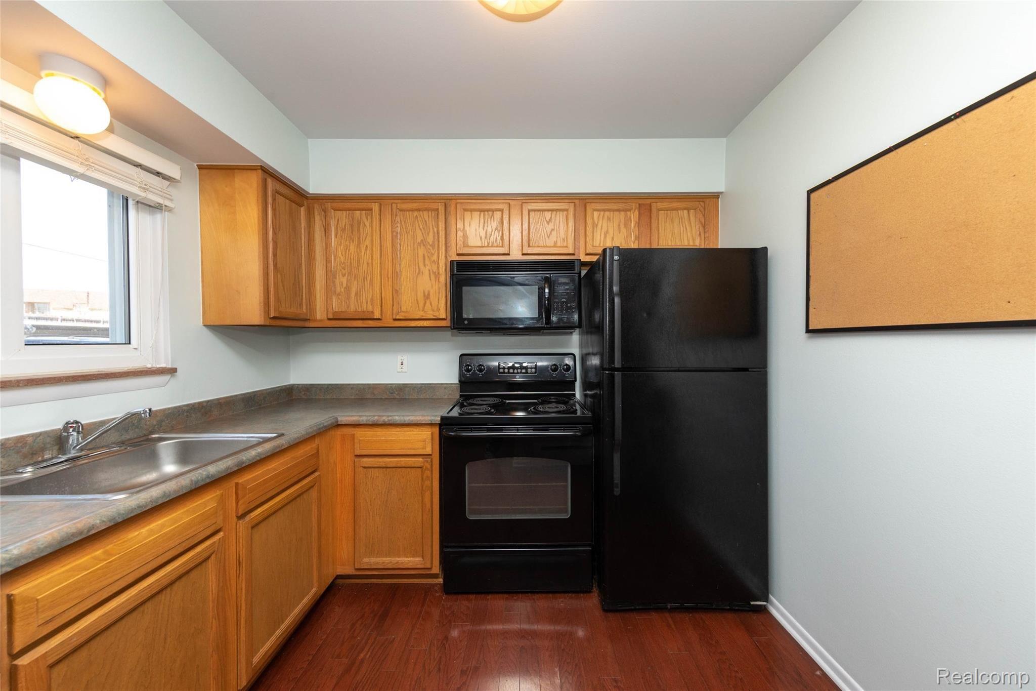 1095 Tienken Court, Unit 101 Rochester, MI 48306 - Photo 8 of 19 Kitchen with Natural Light