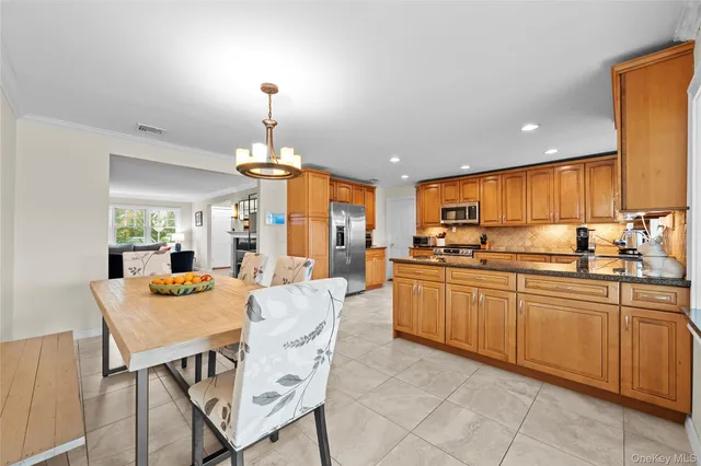 $1,150,000 | 625 Edgewater Road, Oakdale, NY 11769