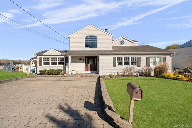 $1,150,000 | 625 Edgewater Road, Oakdale, NY 11769