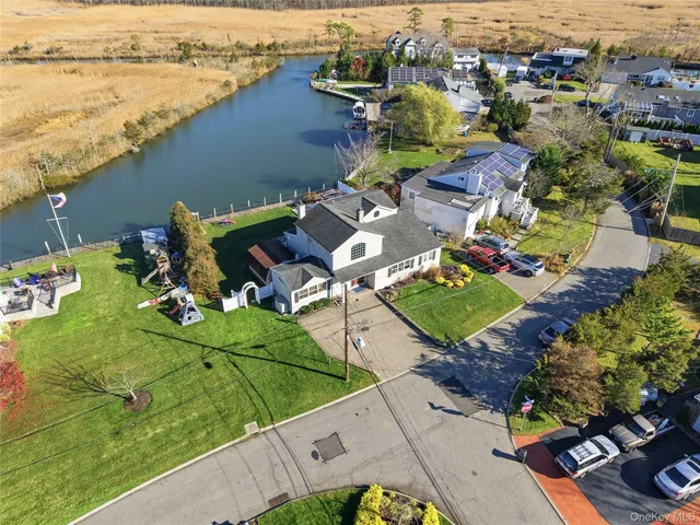 $1,150,000 | 625 Edgewater Road, Oakdale, NY 11769