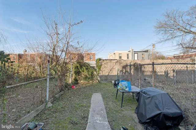 a view of yard from terrace with seating space