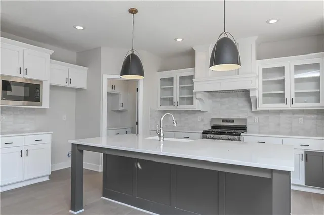 $739,950 | 6115 Lewis Drive, Shawnee, KS 66226