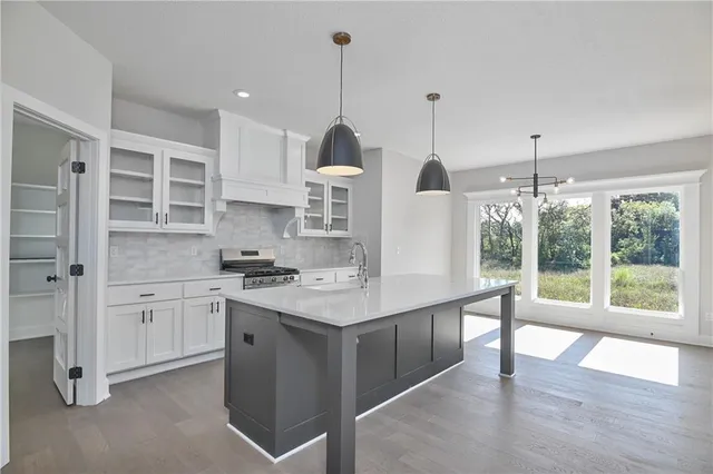 $739,950 | 6115 Lewis Drive, Shawnee, KS 66226