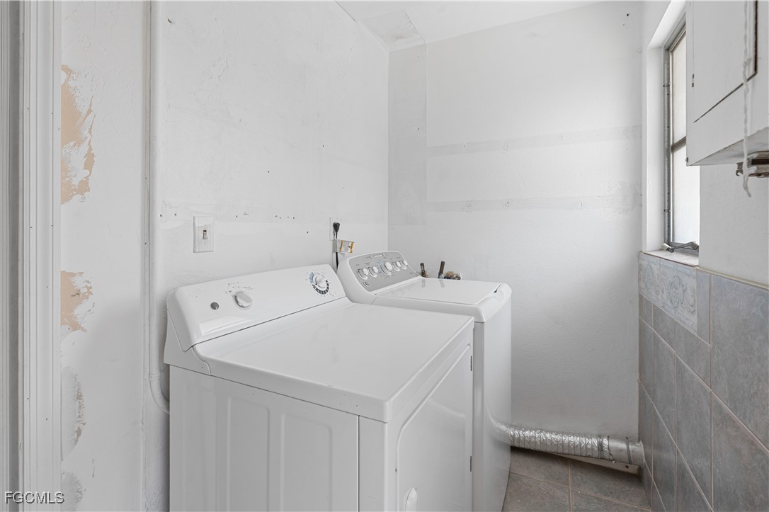 1450 Charles Road Fort Myers, FL 33919 - Photo 18 of 23 a utility room with dryer and washer