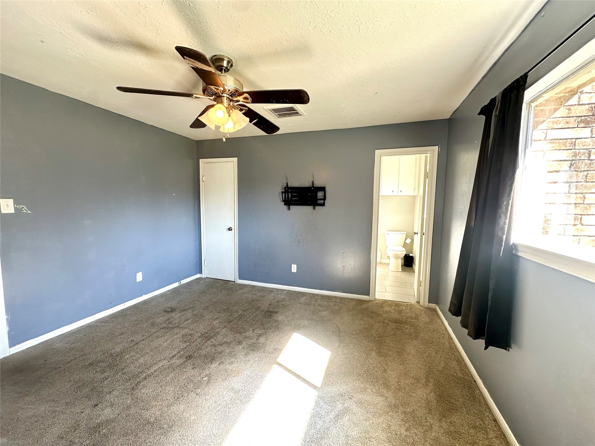 20257 Highway 35 Sweeny, TX 77480 - Photo 18 of 21 Guest Suite with En-Suite Bathroom