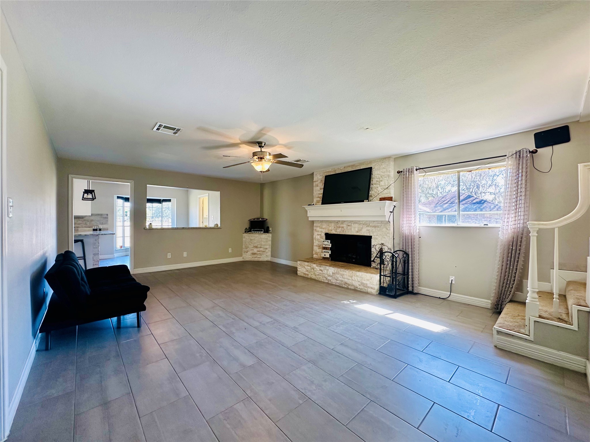 20257 Highway 35 Sweeny, TX 77480 - Photo 6 of 21 Living Room
