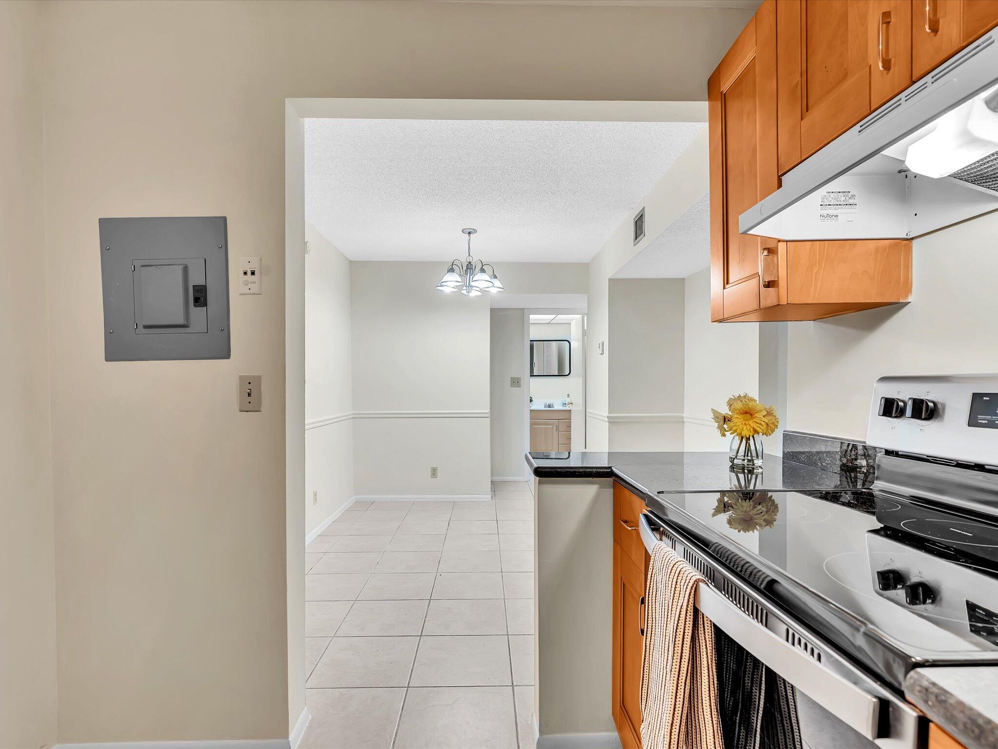 470 Northwest 20th Street Boca Raton, FL 33431 - Photo 7 of 50 Kitchen - Dining