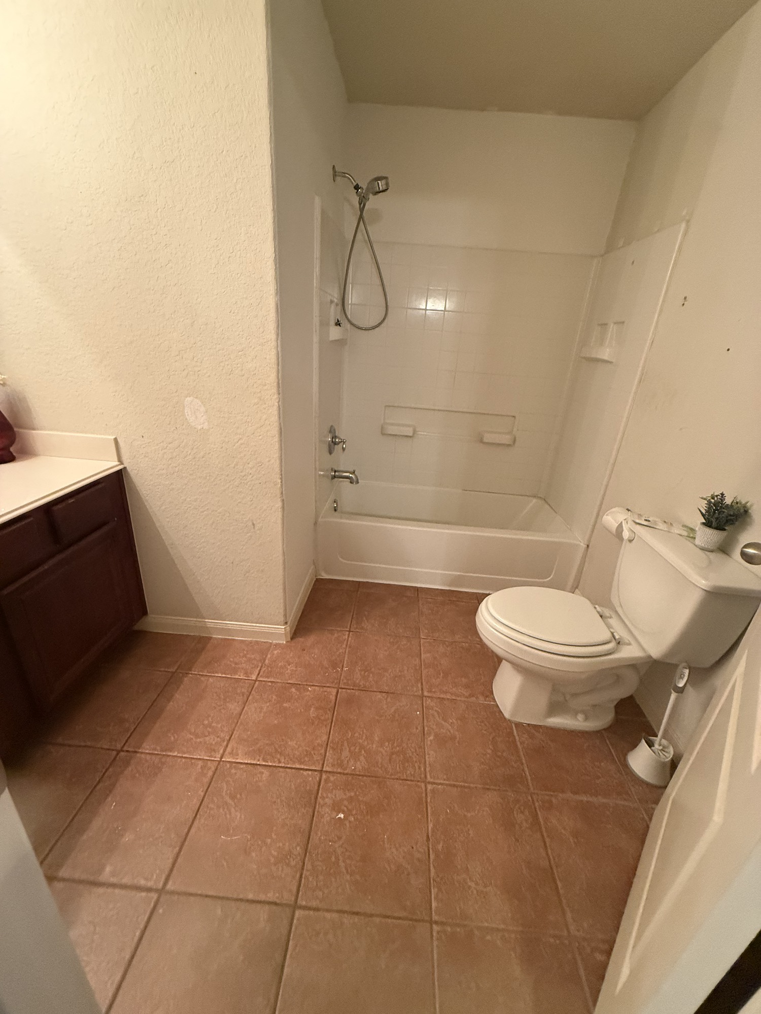 9429 Lambright Road Houston, TX 77075 - Photo 35 of 40 Full bath with tub and shower upstairs.