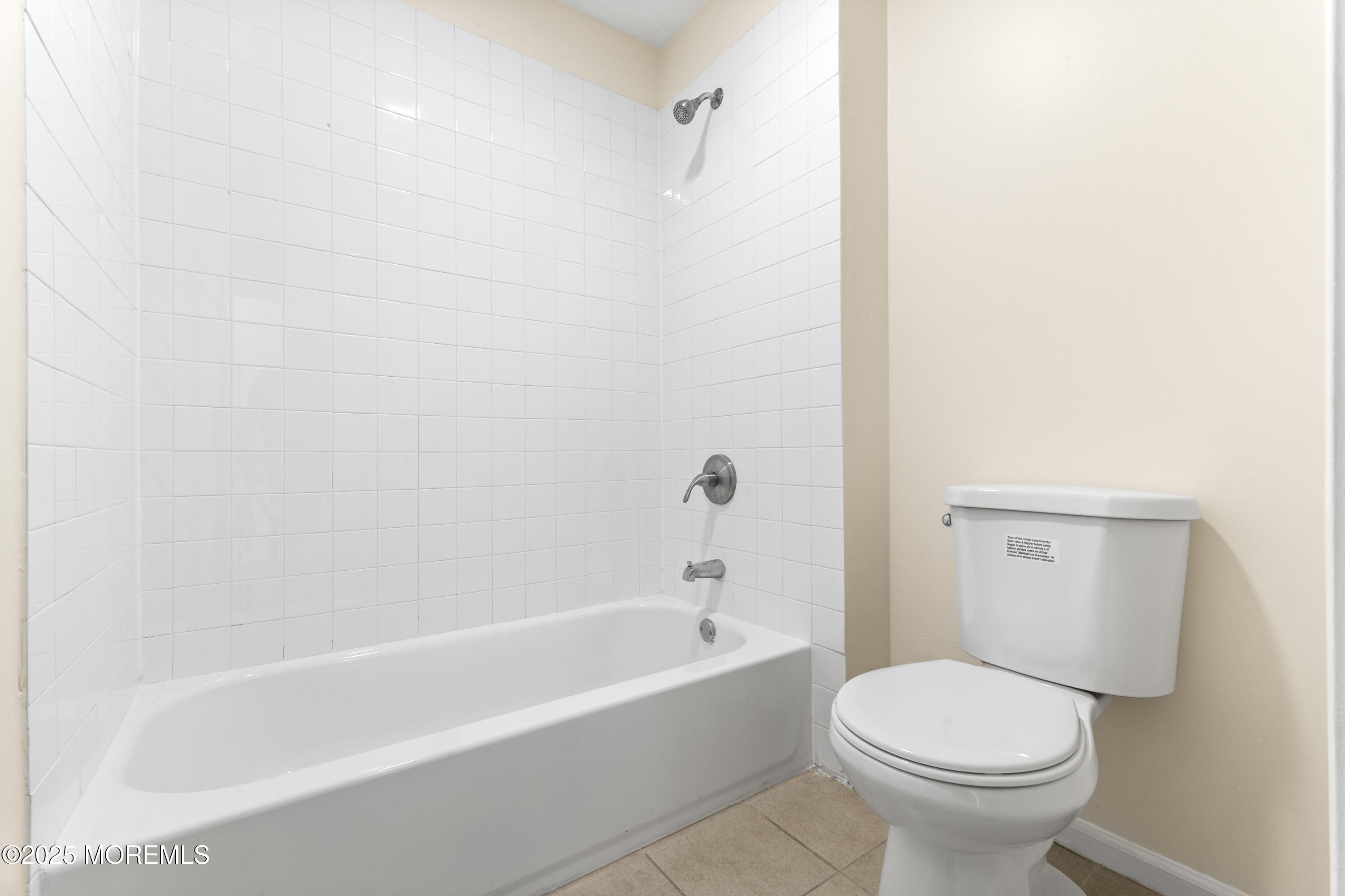 12 Carmella Court Newark, NJ 07104 - Photo 25 of 41 a bathroom with a bathtub and toilet