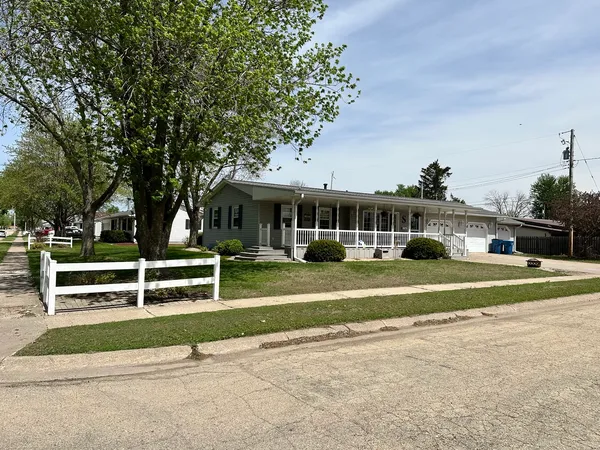 $263,000 | 914 12th Place, Camanche, IA 52730