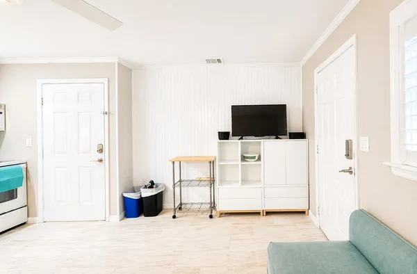 $1,850 | 8 North Marlin Avenue, Key Largo, FL 33037