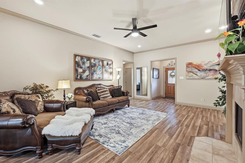 340 Merced Street Burleson, TX 76028 - Photo 9 of 40