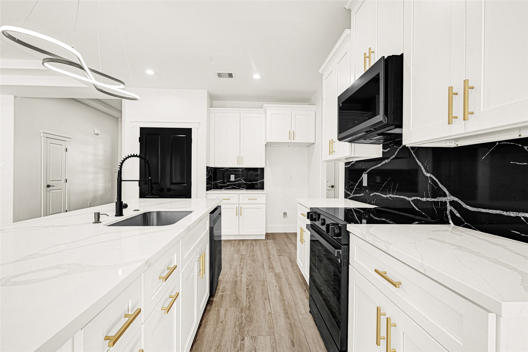 105 Bledsoe Street Prairie View, TX 77446 - Photo 11 of 32 Soft close cabinets and drawers with modern pulls