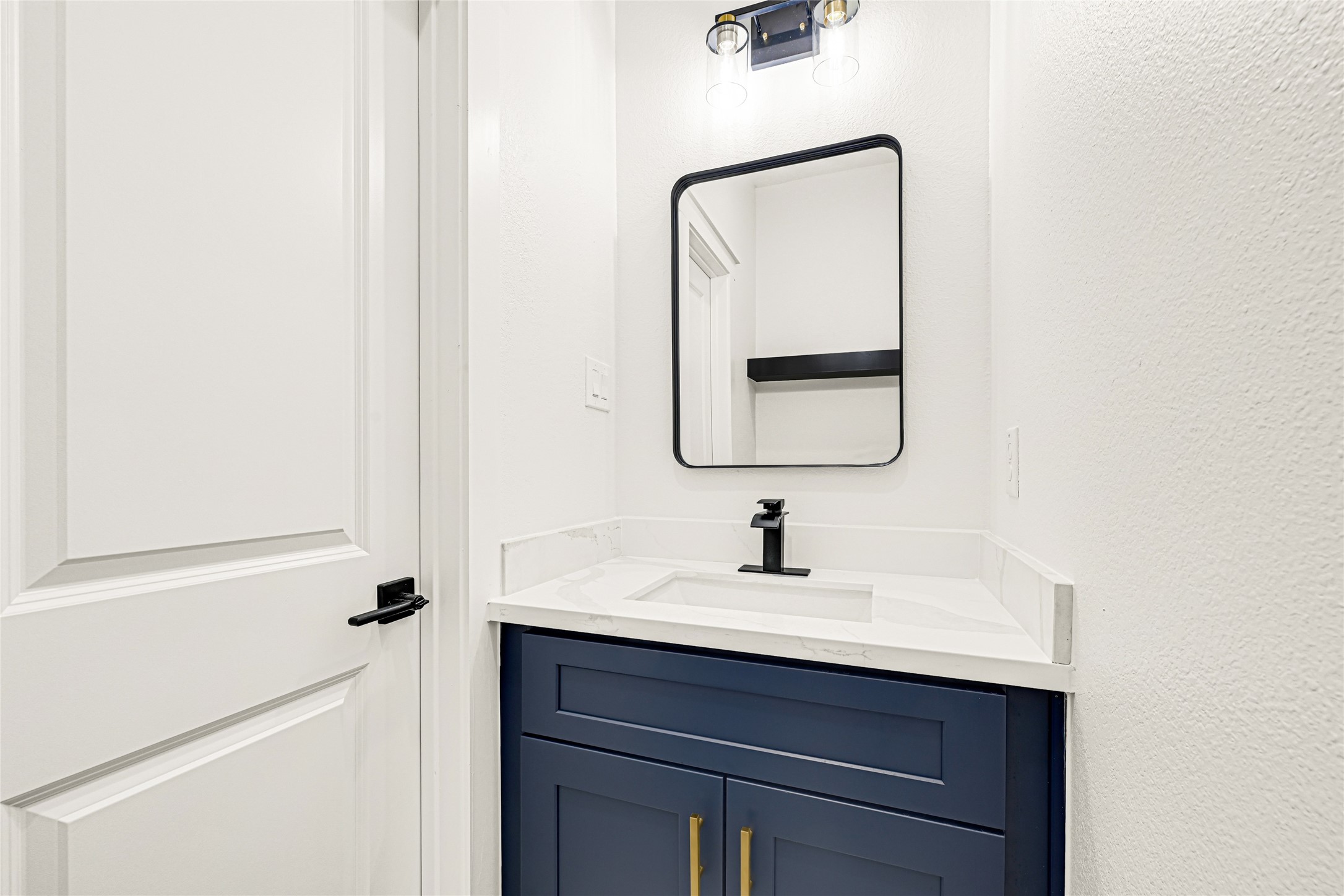 105 Bledsoe Street Prairie View, TX 77446 - Photo 14 of 32 Half bath is conveniently located near foyer