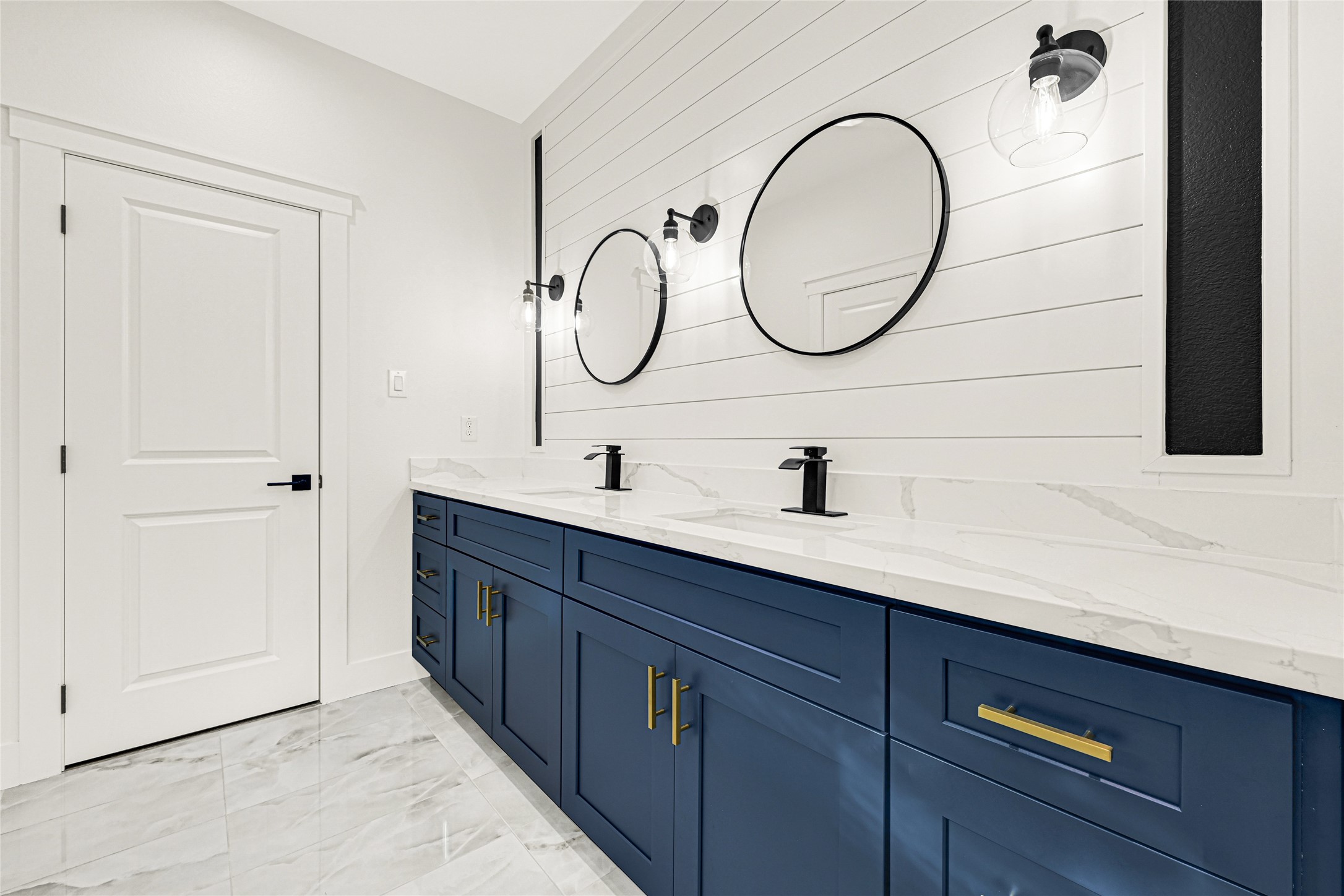 105 Bledsoe Street Prairie View, TX 77446 - Photo 17 of 32 Primary en suite bathroom