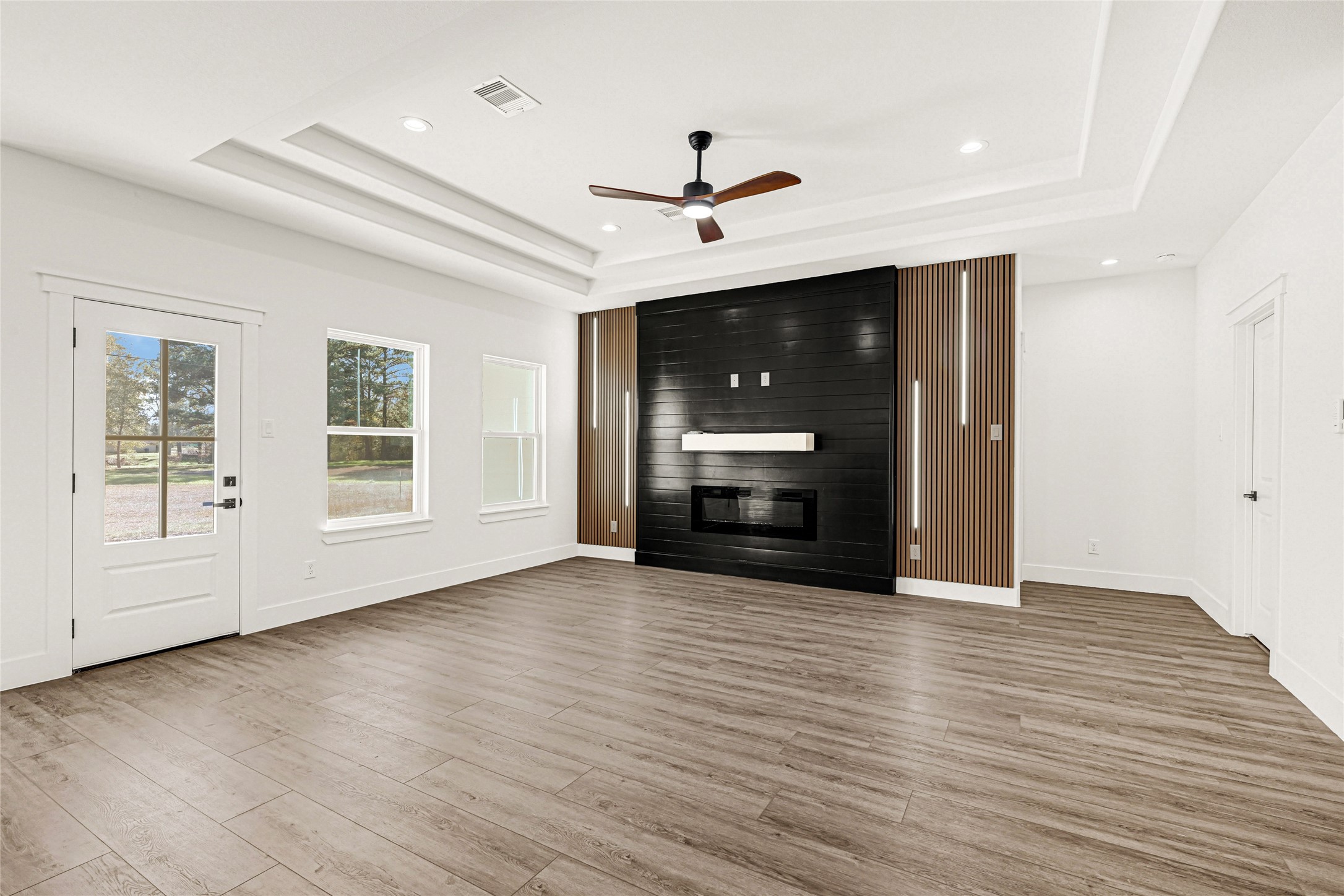 105 Bledsoe Street Prairie View, TX 77446 - Photo 7 of 32 10' tray ceiling in family room
