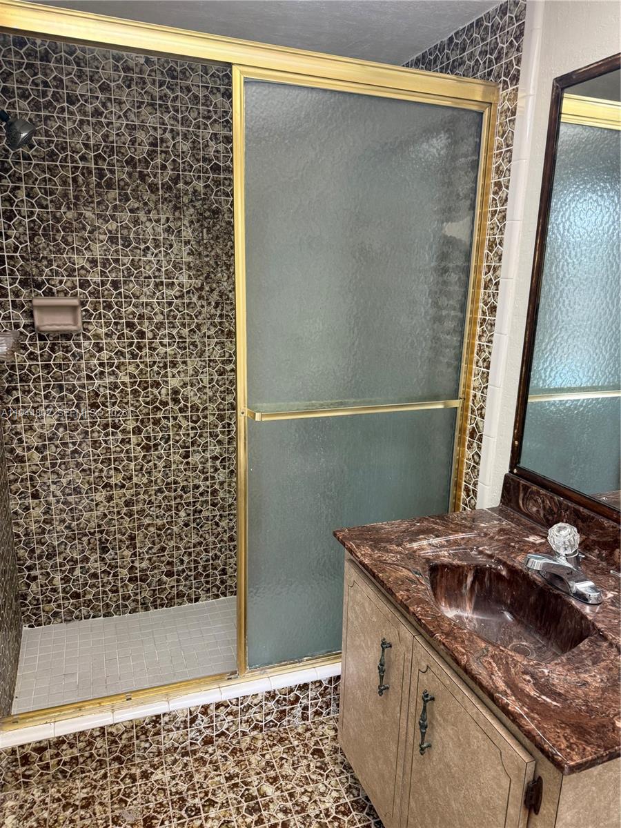 5940 Southwest 18th Street Plantation, FL 33317 - Photo 16 of 24 Primary Bathroom