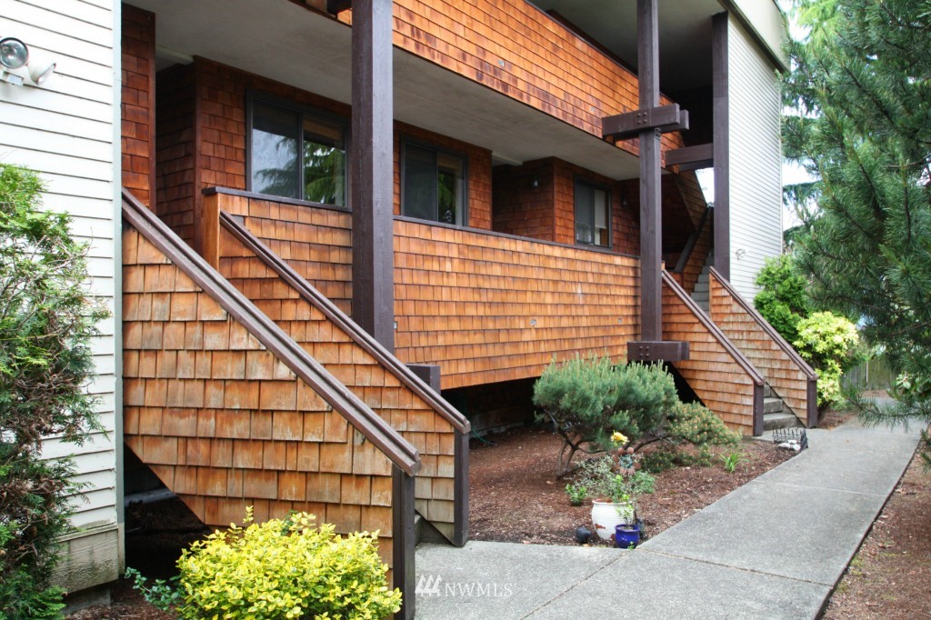 740 North 32nd Street, Unit 2 Renton, WA 98056 - Photo 2 of 16
