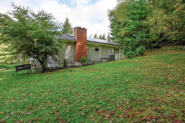 a view of a house with backyard