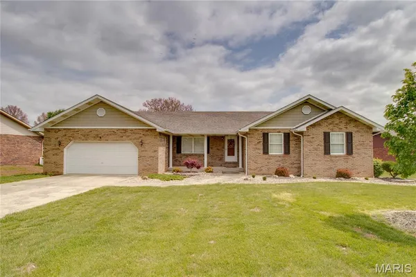 $315,000 | 1409 Elmwood Drive, Alton, IL 62002
