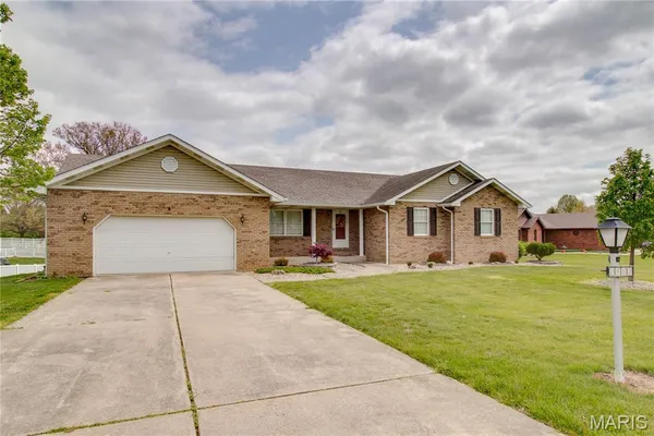 $315,000 | 1409 Elmwood Drive, Alton, IL 62002