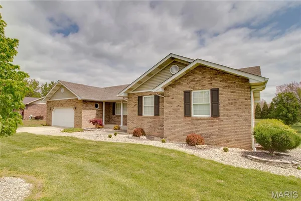 $315,000 | 1409 Elmwood Drive, Alton, IL 62002