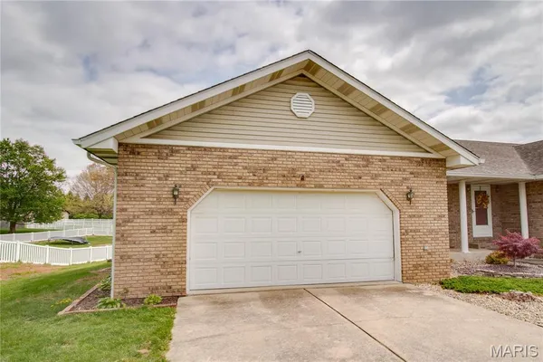 $315,000 | 1409 Elmwood Drive, Alton, IL 62002