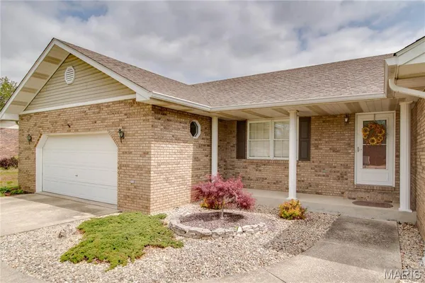 $315,000 | 1409 Elmwood Drive, Alton, IL 62002