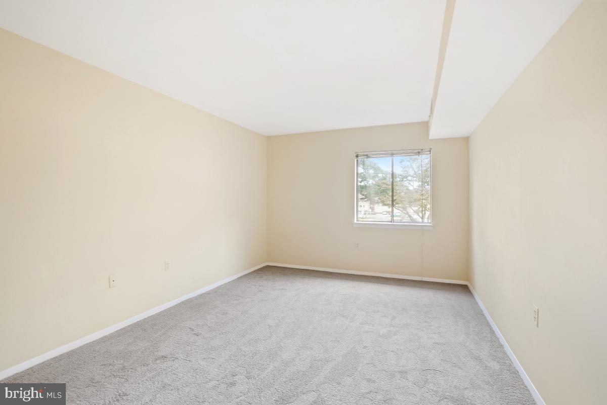 18610 Walkers Choice Road, Unit 18610 Gaithersburg, MD 20886 - Photo 25 of 30 an empty room with a window