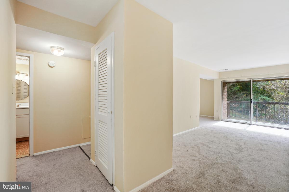 18610 Walkers Choice Road, Unit 18610 Gaithersburg, MD 20886 - Photo 4 of 30 an empty room with windows