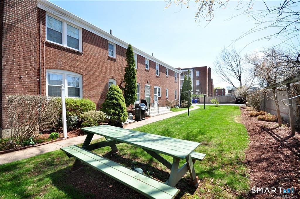 53 Robin Road, Unit B1 West Hartford, CT 06119 - Photo 14 of 17