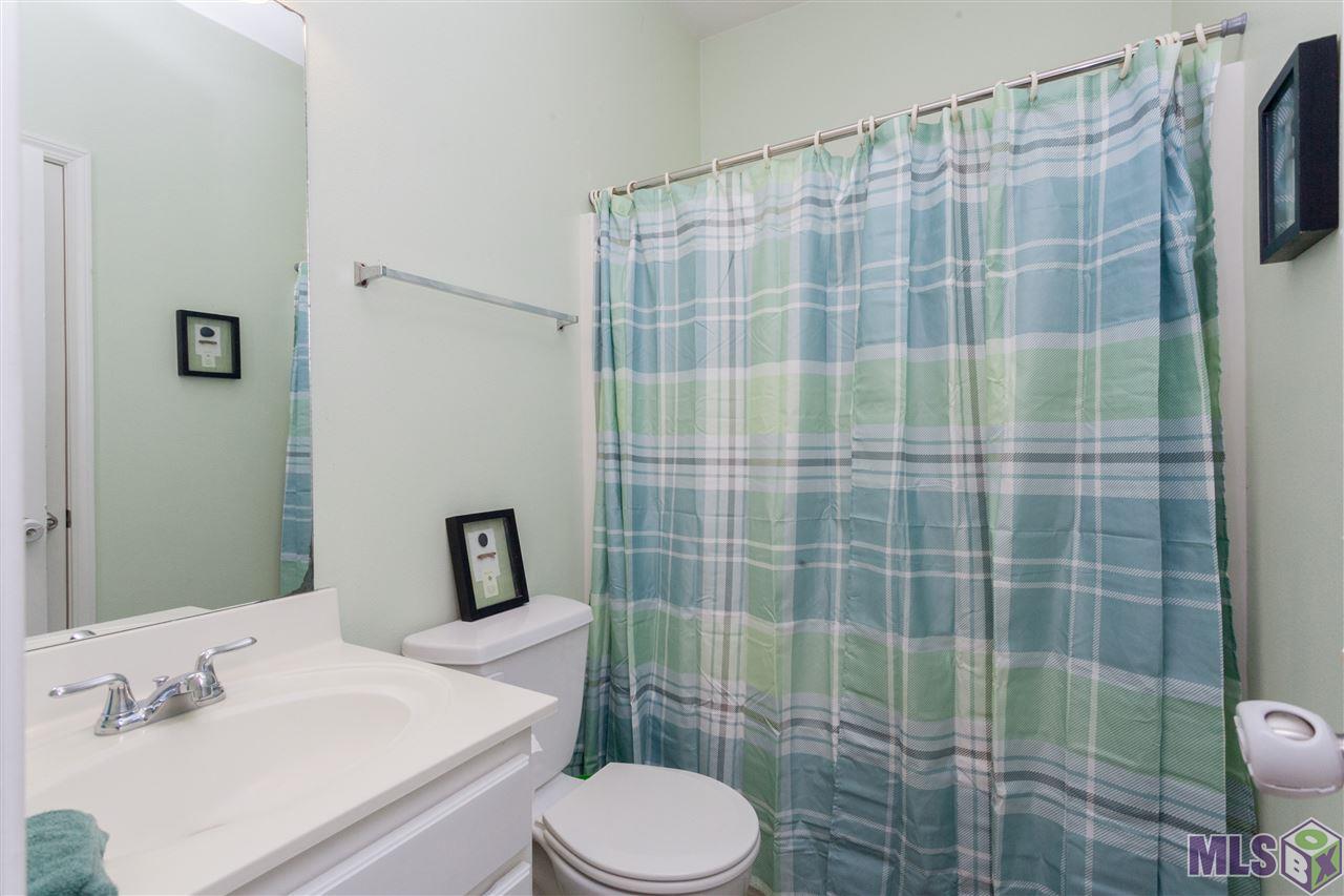 10157 Chestnut Drive Baton Rouge, LA 70809 - Photo 17 of 22 Upstairs Bath