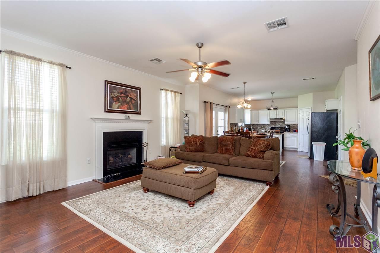 10157 Chestnut Drive Baton Rouge, LA 70809 - Photo 2 of 22 Living Room