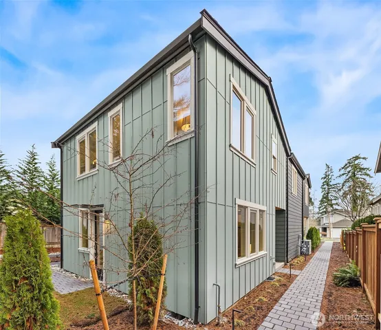 $1,149,950 | 639 18th Avenue West, Kirkland, WA 98033