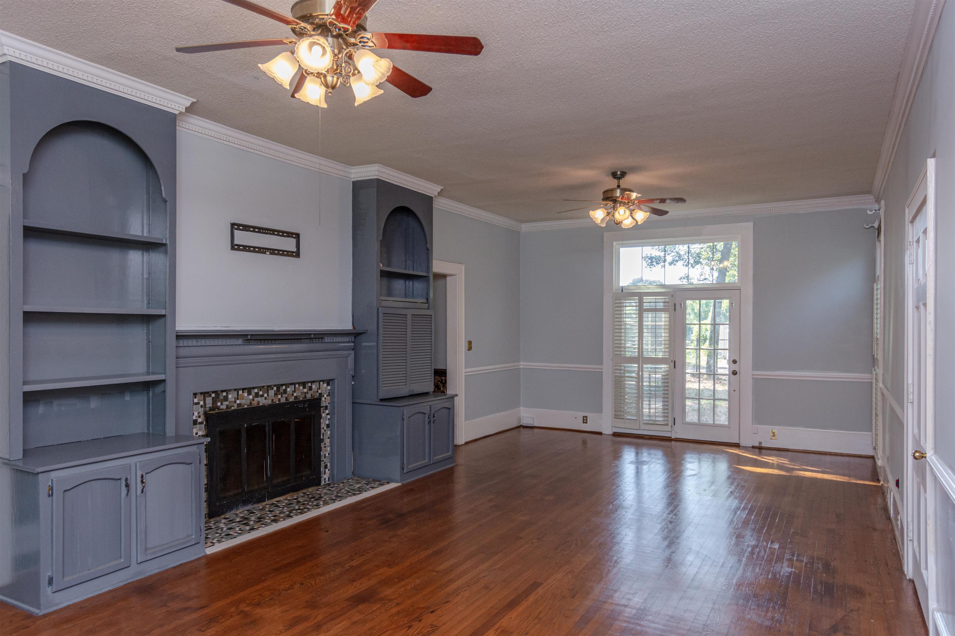 185 West Main Street Duncan, SC 29334 - Photo 8 of 32 Living Room