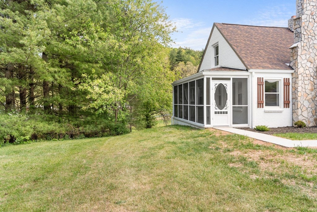 392 Green Valley Road Fries, VA 24330 - Photo 6 of 41 Gallery Image 6