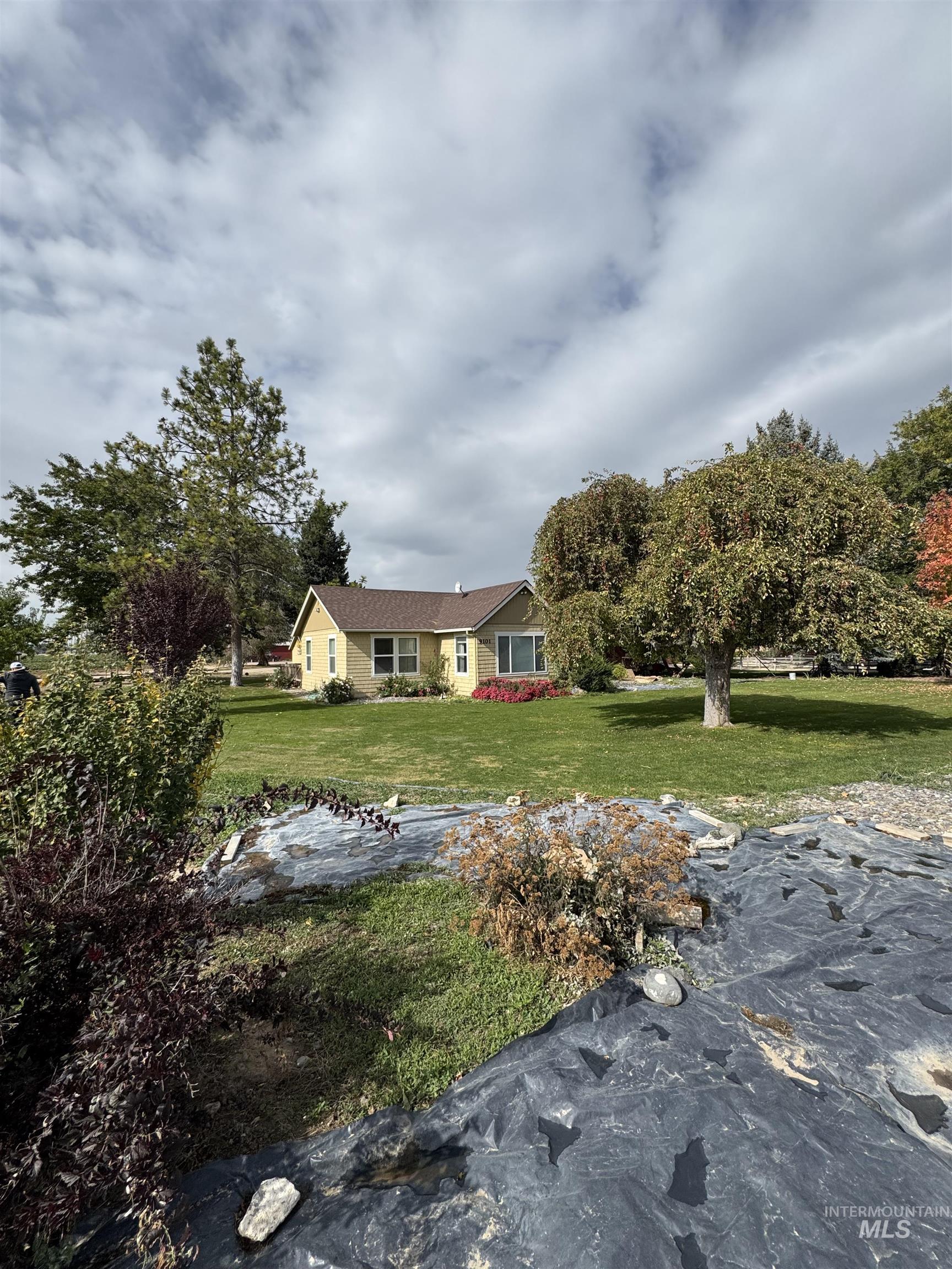 9101 South Powerline Road Nampa, ID 83686 - Photo 2 of 12 View of green lawn