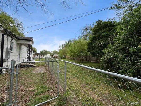 $77,500 | 1405 East Cypress Street, Charleston, MO 63834