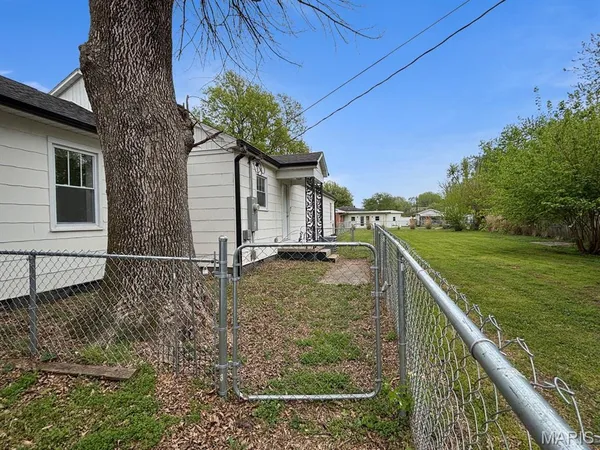 $77,500 | 1405 East Cypress Street, Charleston, MO 63834