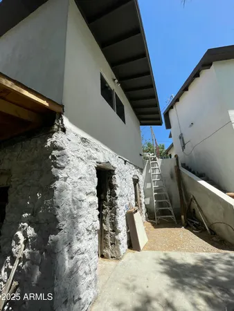a view of a backyard