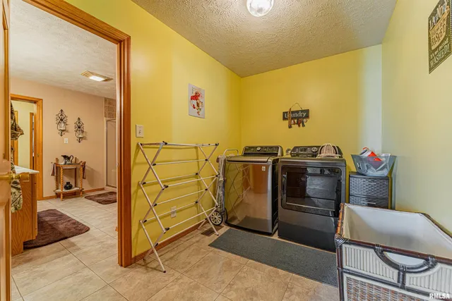 $450,000 | 180 North 400 East Road, Atlanta, IL 61723