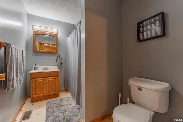 $450,000 | 180 North 400 East Road, Atlanta, IL 61723