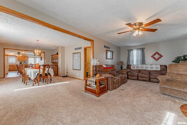 $450,000 | 180 North 400 East Road, Atlanta, IL 61723