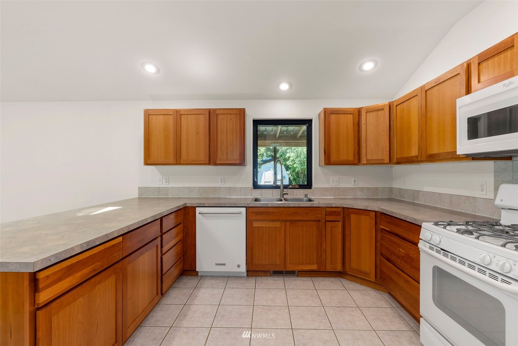 17120 Vail Loop Road Southeast Rainier, WA 98576 - Photo 11 of 33 Gallery Image 11